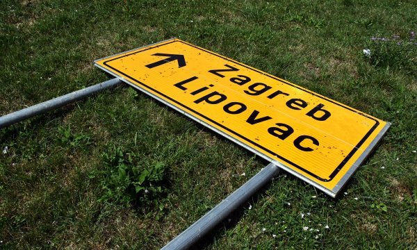 Snažan vjetar rušio prometne znakove u Slavonskom Brodu