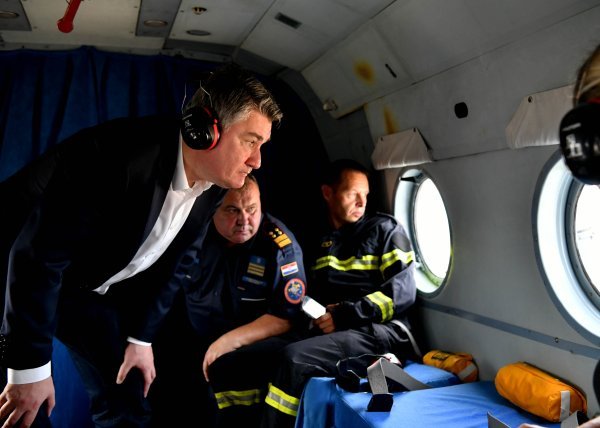 Zoran Milanović obišao helikopterom požarište u Segetu Gornjem