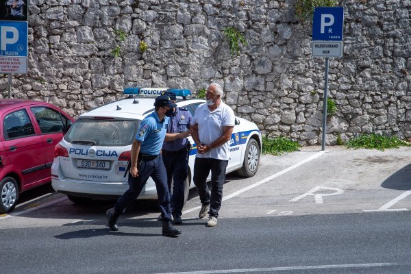 Priveden dubrovacki gospodarstvenik i njegov sin