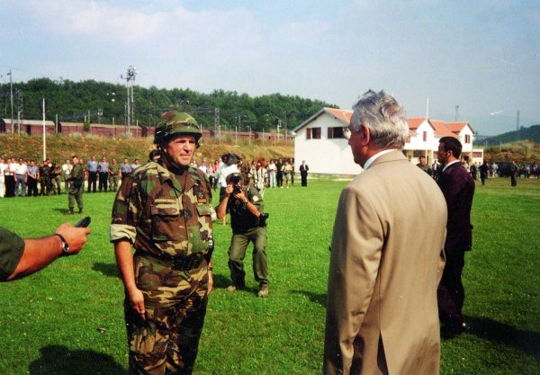 Ademi predaje prijavak Tuđmanu 6. kolovoza 1995. na stadionu NK Dinara