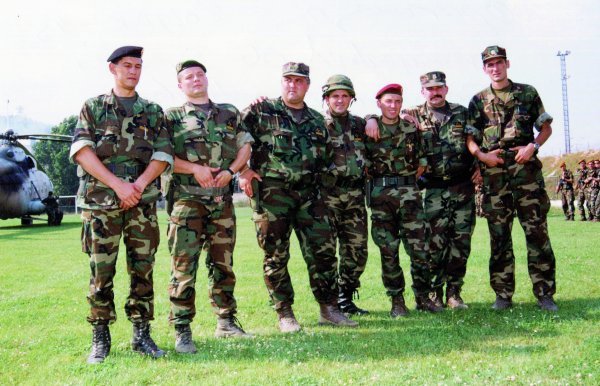 Zapovjednici postrojbi koje su oslobodile Knin 6. kolovoza 1995. na stadionu NK Dinara čekaju dolazak predsjednika Tuđmana i državnog vrha: Ivan Jurić, Miljenko Filipović, Ivan Korade, Rahim Ademi, Damir Krstičević, Renato Romić, Ante Kotromanović