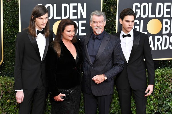 Pierce Brosnan i Keely Shaye Smith sa sinovima