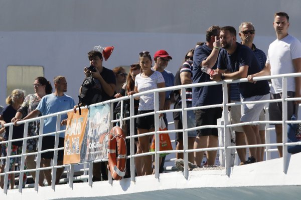 Gužva na trajektu u Makarskoj