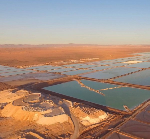 Bazeni slane vode i područja prerade u rudniku litija SQM-a u slanoj pustinji Atacama, Čile