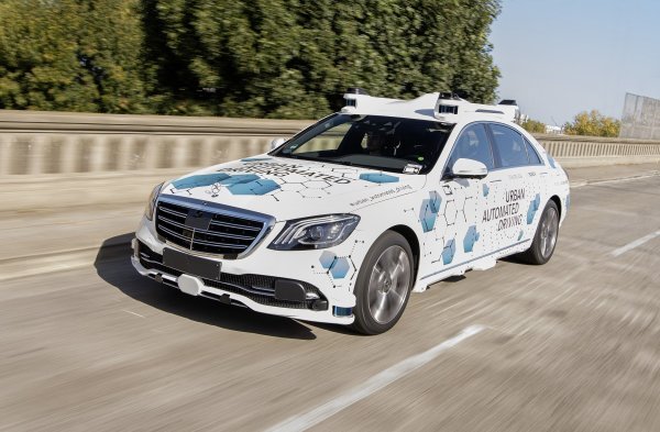 Krajem 2019. je započeo pilot projekt Daimlera i Boscha za uslugu dijeljenja vožnje zasnovan na aplikaciji s automatiziranim vozilima Mercedes-Benz S-klase