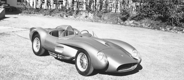 Fotografija prototipa Ferrari 250 Testa Rossa snimljena u dvorištu tvornice Ferrari na datum lansiranja - 22. studenog 1957.