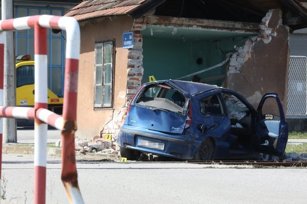 Nalet vlaka na auto kod Novog Marofa