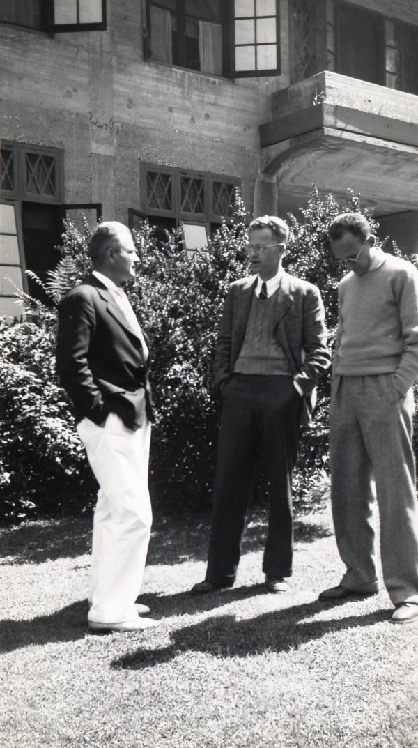 Milislav Demerec (prvi slijeva) s kolegama Warrenom Poppinom Spencerom i Benjaminom Paulom Sonnenblickom na sastanku Američkog udruženja genetičara 1941. 