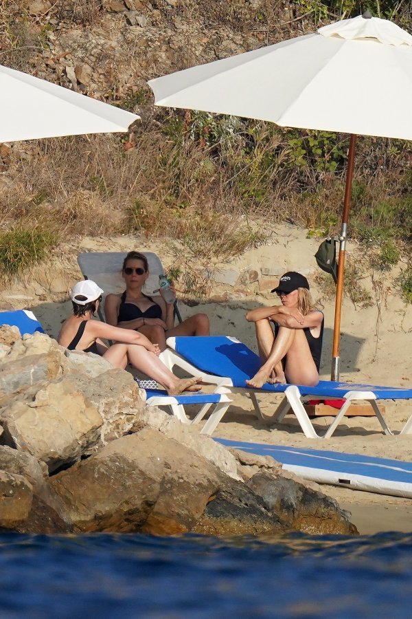 Brigitte i Emmanuel Macron na plaži