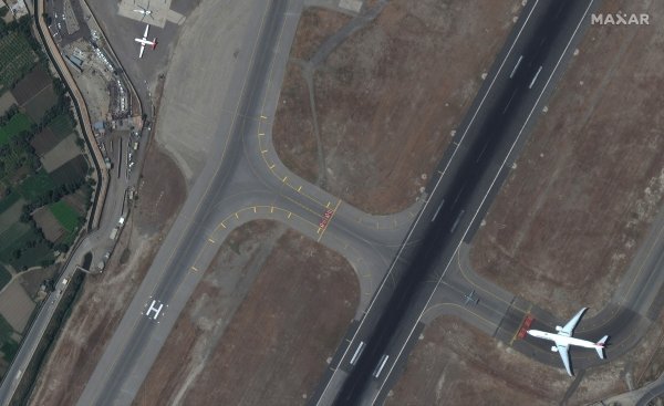 Kaos na aerodromu u Kabulu snimljen iz satelita
