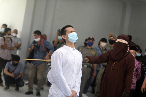 Izvršenje kazne po šerijatu u Indoneziji