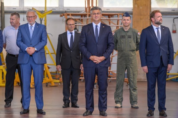 Premijer Plenković posjetio Protupožarnu eskadrilu HRZ-a