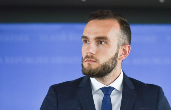 Ministar Aladrović otkrio tko će i na jesen nastaviti dobivati covid potpore i kako se snalazi s gipsom na ruci