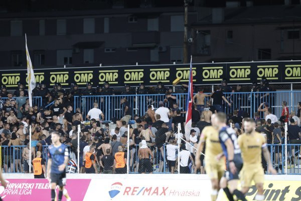 Sukob Torcide s policijom na utakmici izmedju Hrvatskog Dragovoljca i Hajduka