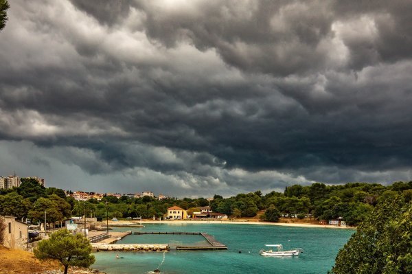 Kiša ispraznila pulske plaže