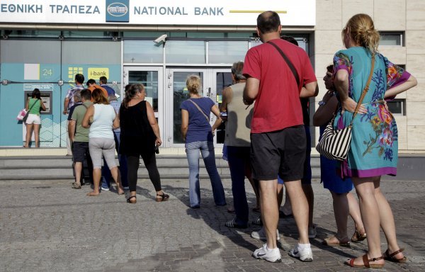 Grci pred bankomatom Reuters
