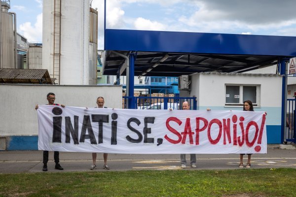 Prosvjed Radničke fronte ispred ulaza u tvornicu Saponia