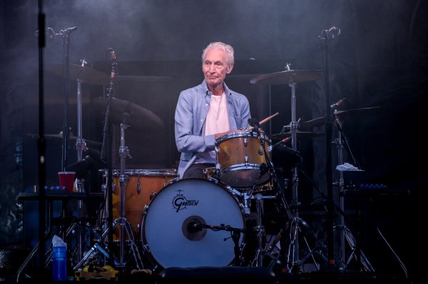 Preminuo Charlie Watts; brojni prijatelji opraštaju se s legendarnim bubnjarem Rolling Stonesa