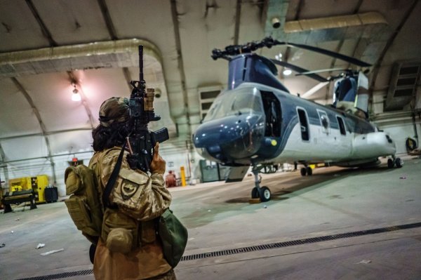 Talibani preuzeli aerodrom u Kabulu