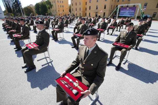 Svečano dodijeljeni časnički činovi 14. i 15. naraštaju vojnih studija