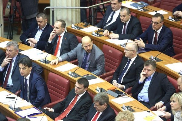 Na nastavku 2. sjednice Sabora bivši ministri vratili se u zastupničke klupe (5)
