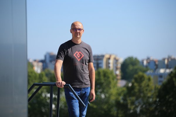 Denis Sušac, osnivač softverske tvrtke Mono iz Osijeka, na krovu nove poslovne zgrade u budućem IT parku Osijeka