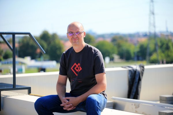 Denis Sušac osnivač je osječke softverske tvrtke Mono, sveukupnog pobjednika i dobitnika Finine nagrade Zlatna bilanca za najuspješnijeg poduzetnika prema financijskom rejtingu u 2020. godini