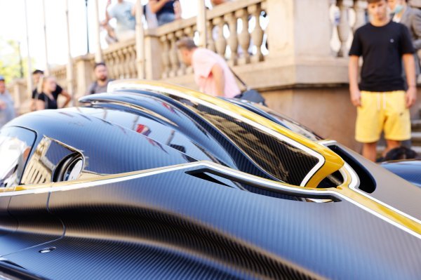 Superautomobili ispred Hotela Esplanade