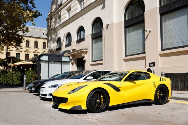 Ferrari F12 TDF u prvom planu