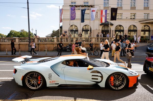 Superautomobili ispred Hotela Esplanade