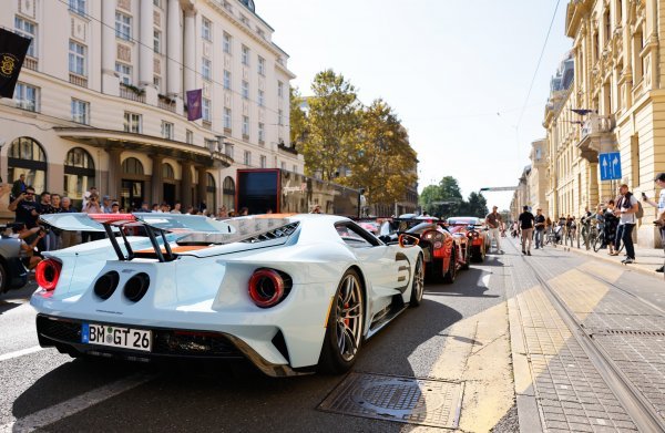 Superautomobili ispred Hotela Esplanade