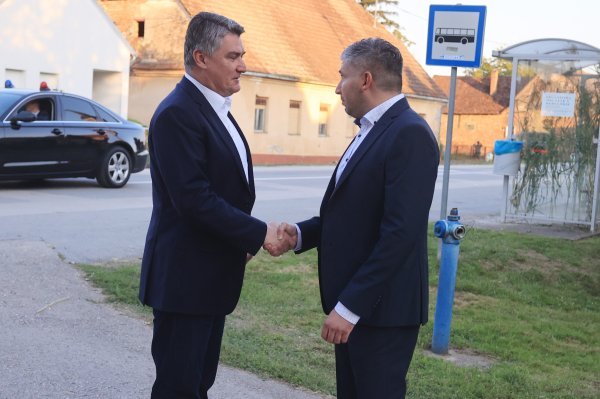 Rajevo selo: Predsjednik Milanović obišao izložbu fotografija "Čuvali smo granicu na Savi"