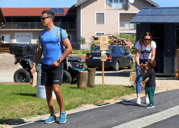 Mario Valentić i Ljiljana Mikić sa sinom