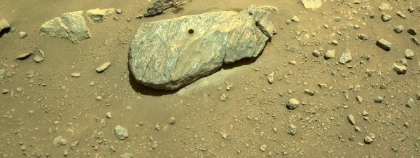 Na kamenu se jasno može vidjeti rupa koju je napravila bušilica.