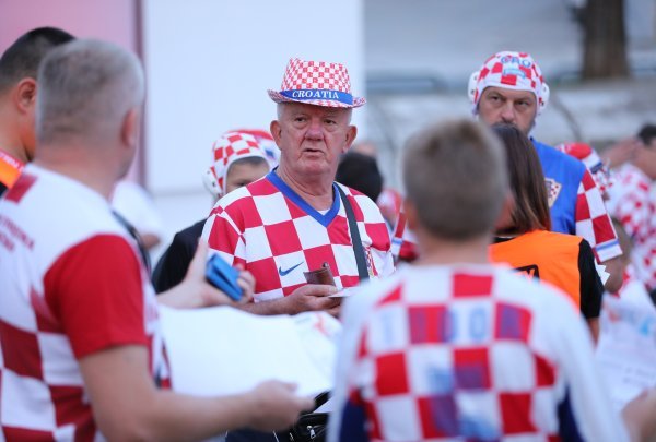 Hrvatski navijači ispred stadiona Poljud