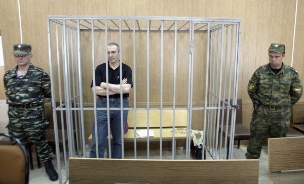 Mihail Hodorkovski tijekom netransparentnog sudskog procesa nakon kojeg se Yukos utpio u Rosnjeft