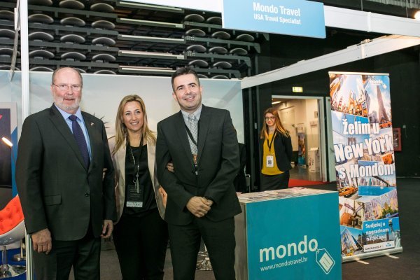 Bivši veleposlanik SAD-a u Hrvatskoj Robert Kohorst s vlasnicima agencije Mondo Travel Tanjom i Ivom Pilatom