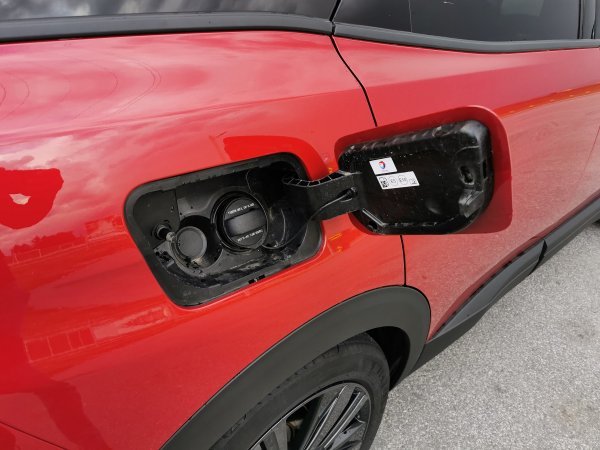 Peugeot 3008 Black Pack GT PHEV AWD 300 - za punjenje benzinskog motora otvor spremnika se nalazi s desne strane