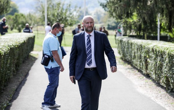 Drama ispred Osnovne škole Krapinske Toplice i dalje se nastavlja, stigla policija i župan