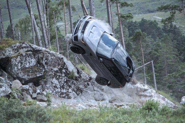 Scene sa snimanja novog filma Jamesa Bonda u kojoj nastupaju i dva Range Rover Sport SVR-a