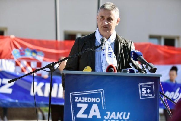 Tomislav Karamarko položio vijenac kod spomenika Oluja 95 (1)