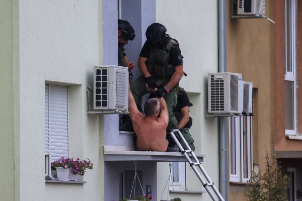 Muškarac oštetio parkirani automobil, zatvorio se u stan pa bacao namještaj na policiju