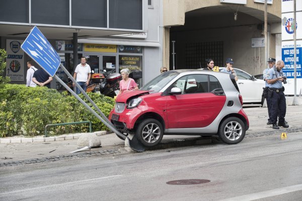 Auto Smart zabio se u prometni znak u Splitu