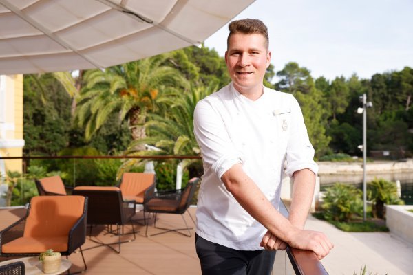 Chef Michael Gollenz na terasi restorana Alfred Keller