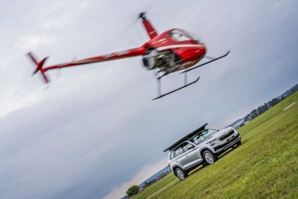 Srebrni serijski SUV Škoda Kodiaq pretrpio samo minimalne preinake za slijetanje helikoptera