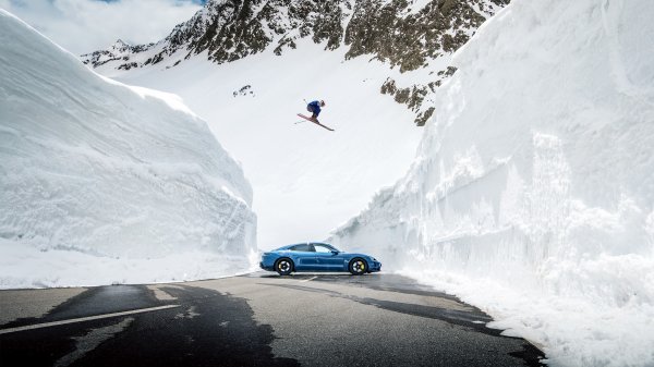 Aksel Lund Svindal preskače Porsche Taycan Turbo