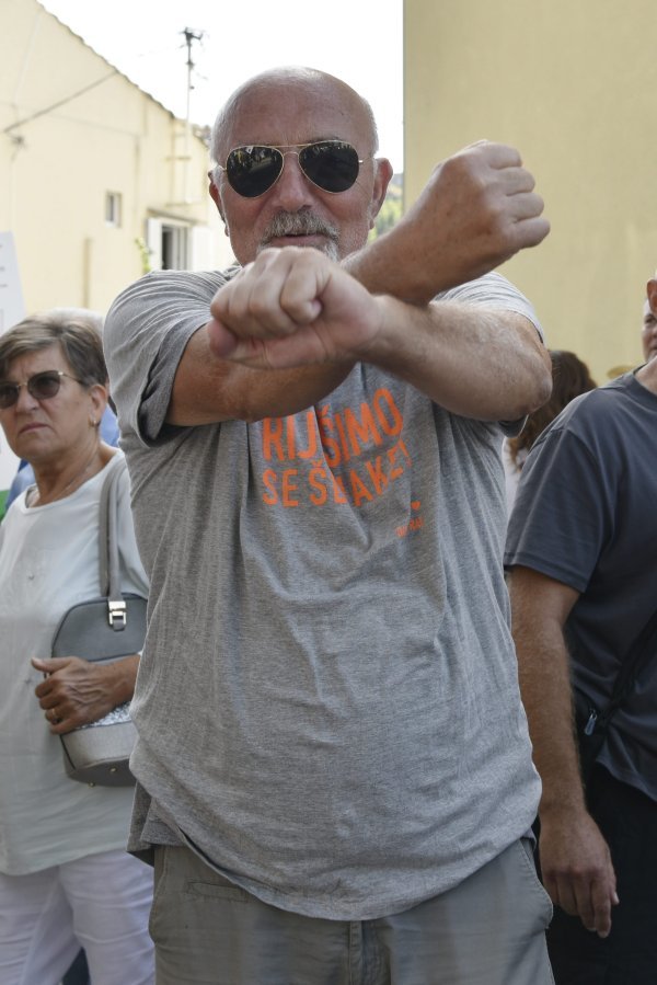 Mirni prosvjed u Dugom Ratu