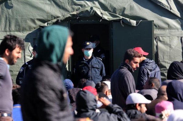  Izbjeglice s graničnog prijelaza Tovarnik prevoze se u prihvatni centar (1)