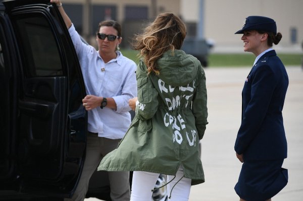 Melania Trump u jakni na kojoj piše 'Mene zaista nije briga. A vas?