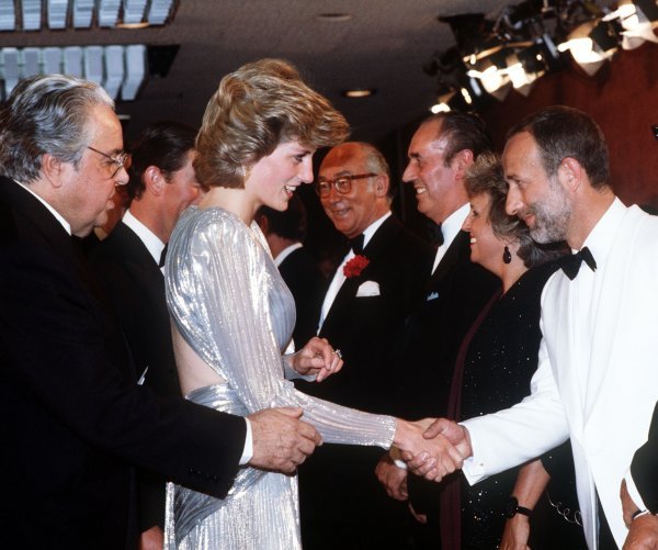 Princeza Diana i producent Cubby Broccoli pozdravljaju goste premijere filma 'Pogled na ubojstvo'